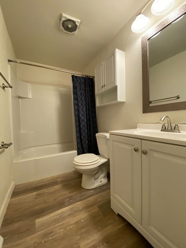 Building Photo - Wonderful 2 Bedroom Townhouse in Zelienopl...