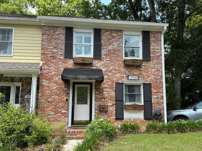 Building Photo - Charming Brick Midtown Townhome