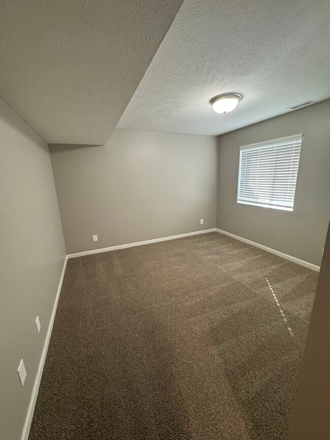 Building Photo - 1059 N 170th Ave