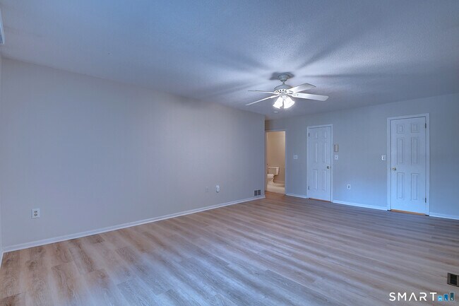 Building Photo - 4 Stonington Ct