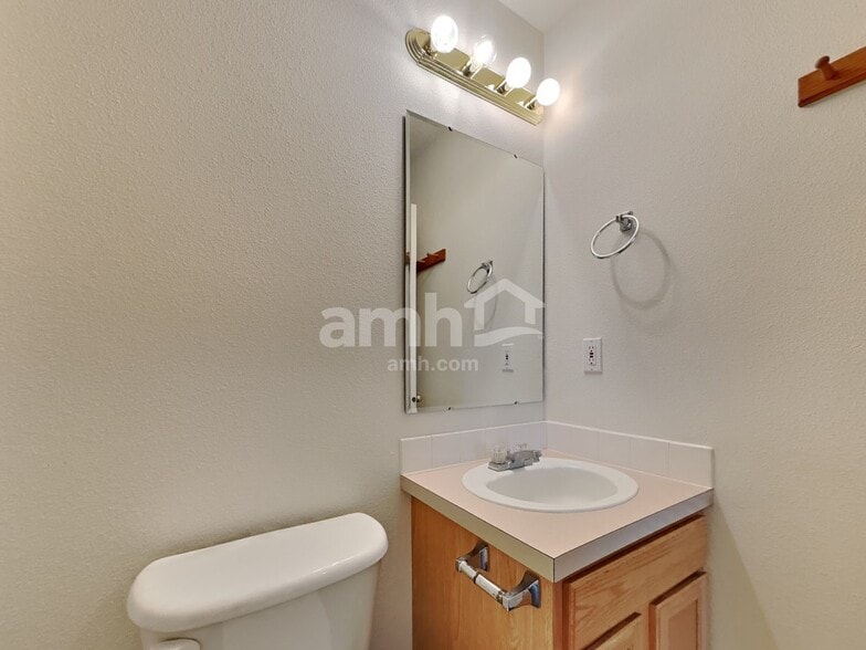 Building Photo - 720 W Tern Dr