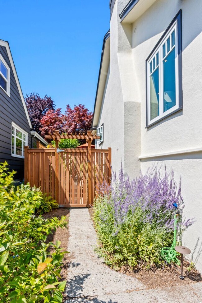 Building Photo - 3bd/1.75ba Seattle Home