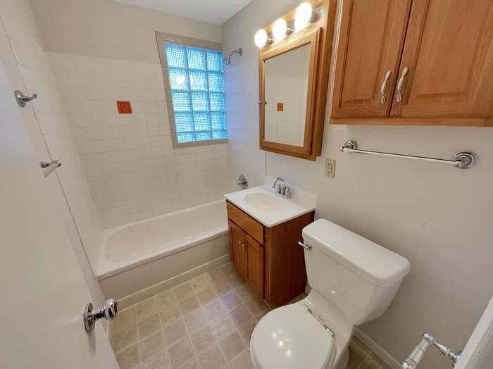 Building Photo - 2022 English St