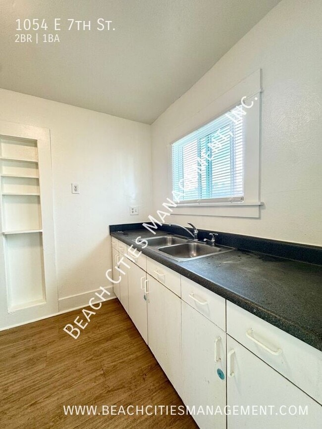 Building Photo - 1054 E 7th St