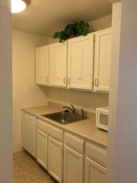 Building Photo - 1250 Golden Cir