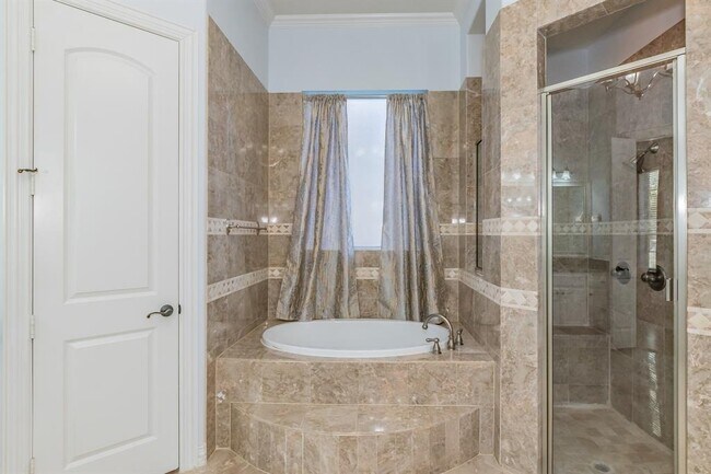 Building Photo - 1004 Drake Dr