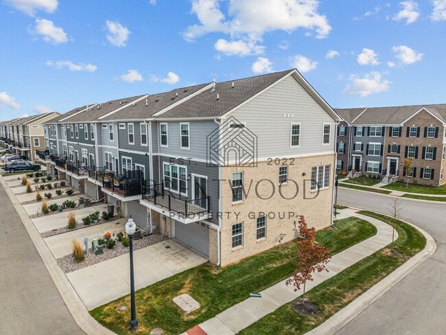 Building Photo - Move-In Ready Modern Townhome in Sought-Af...