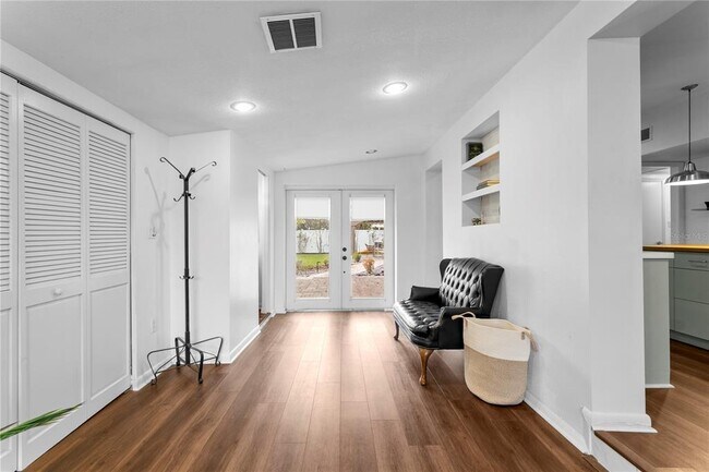 Building Photo - 2407 S Lois Ave