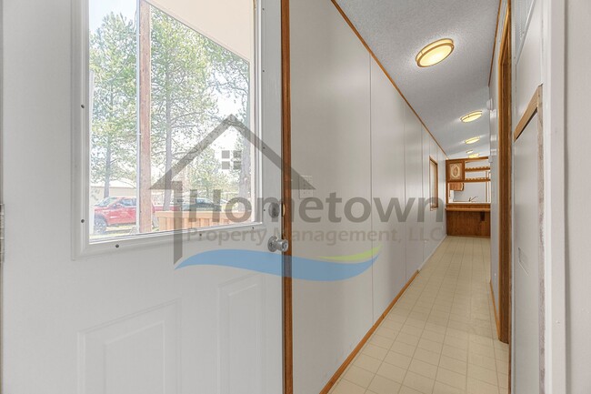 Building Photo - 2 Bedroom 1 Bath Home with Off-Street Park...