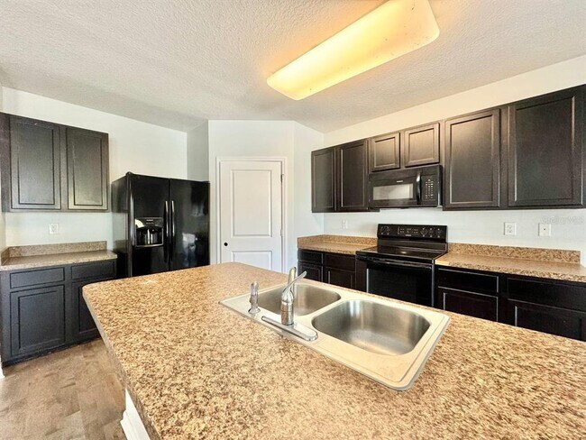 Building Photo - 35743 Hillbrook Ave