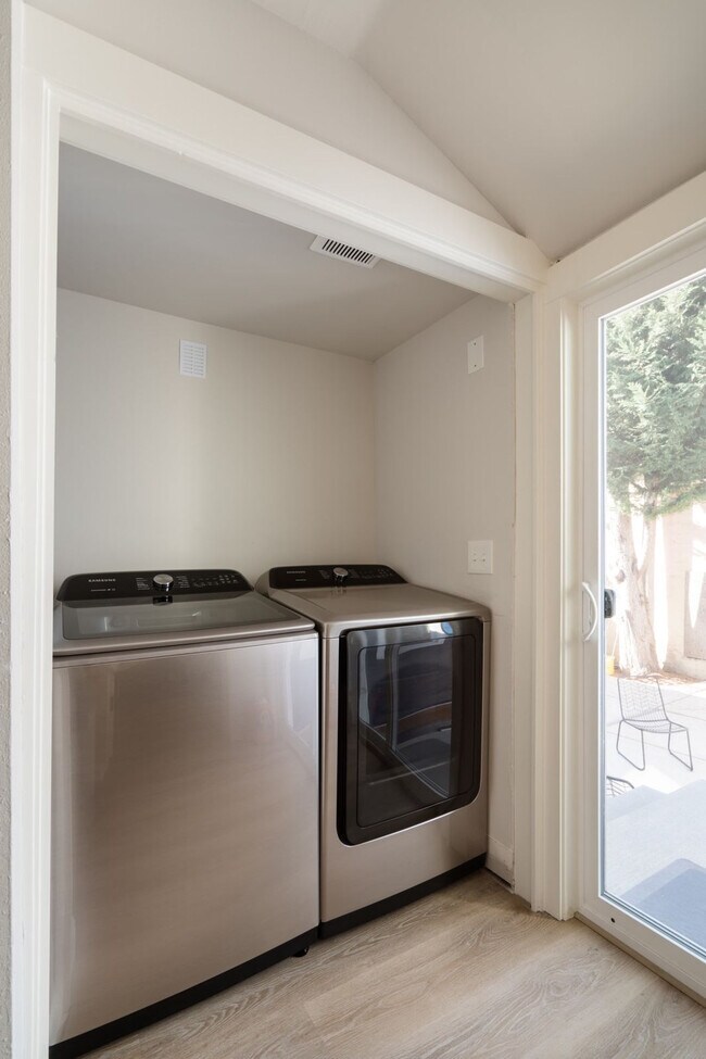 Building Photo - 529 NW 21st Ave