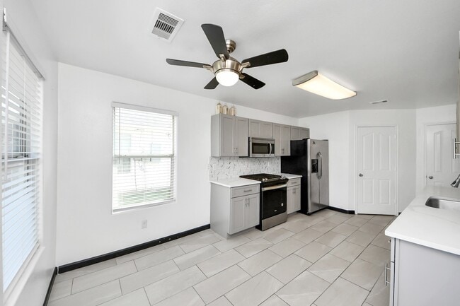 Building Photo - 3827 Dogwood Tr