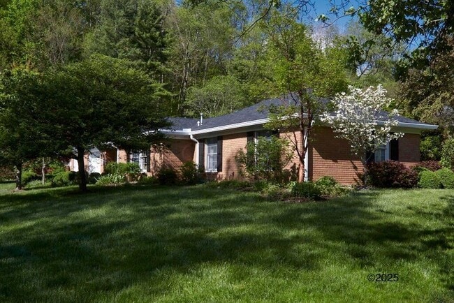 Building Photo - 532 W Broadway