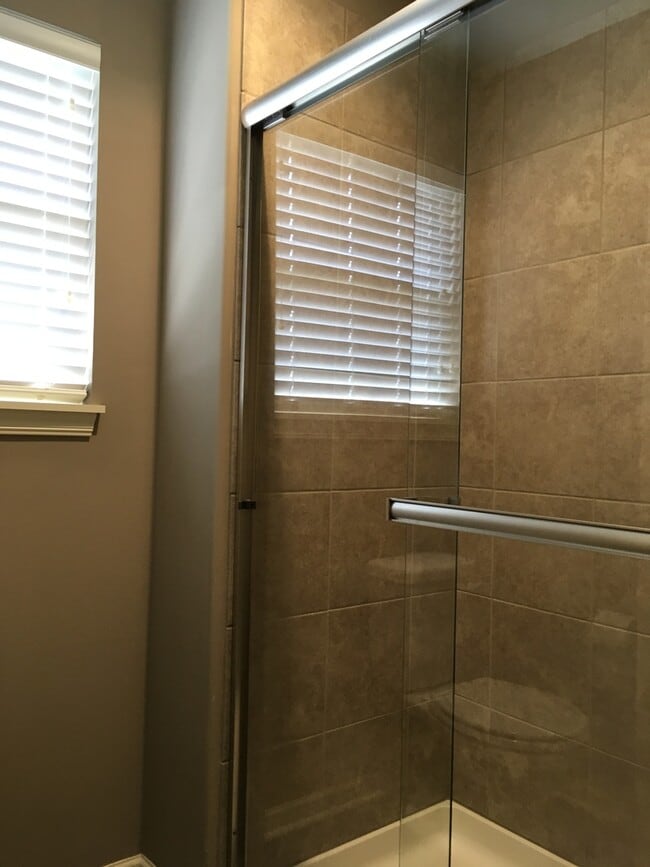 Building Photo - 2 Bed 2 Car Single Level Home in Raymore