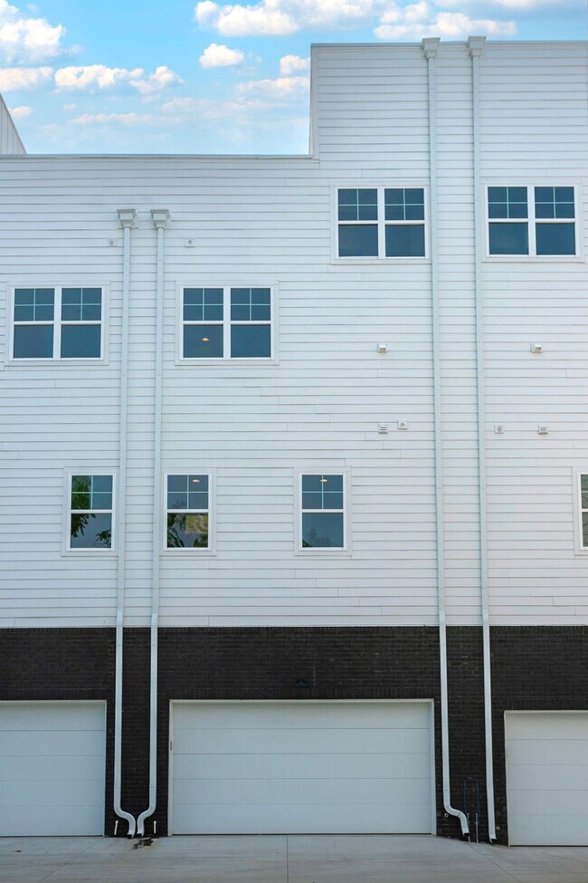 Building Photo - 1405 Napoleon St