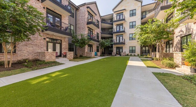 Building Photo - 730 Shady Ln