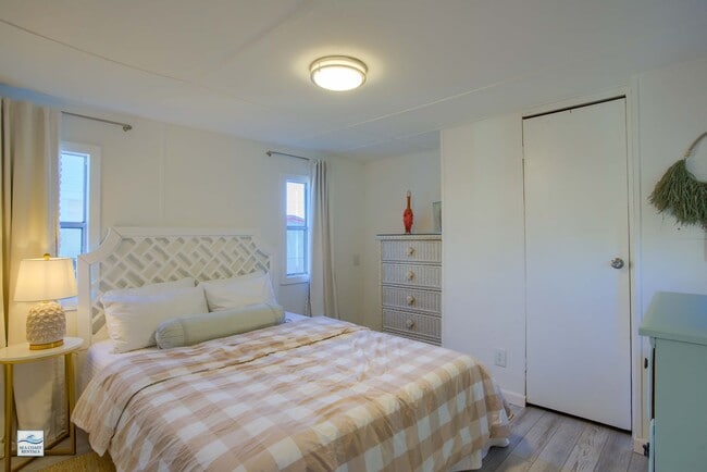 Building Photo - FURNISHED OFF-SEASON SHORT TERM RENTAL (UTILITIES INCLUDED w CAP)