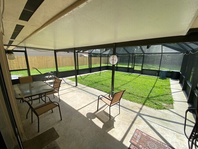 Building Photo - Family and pet friendly ANNUAL LEASE just ...