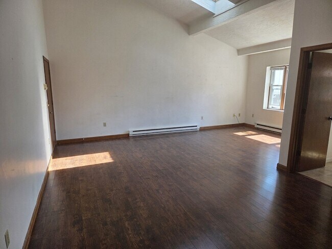 Building Photo - 118 Elm St