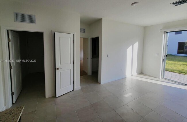 Building Photo - 1683 SE 7th Ln