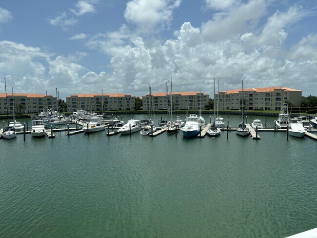 Building Photo - 10 Harbour Isle Dr E