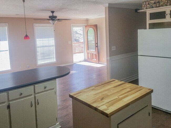 Building Photo - 620 Pine Oaks Dr
