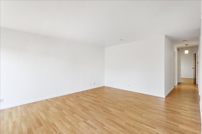 Building Photo - 2118 Alameda Ave