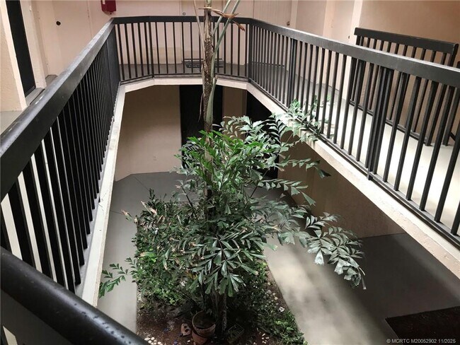 Building Photo - 2083 NE Collins Cir