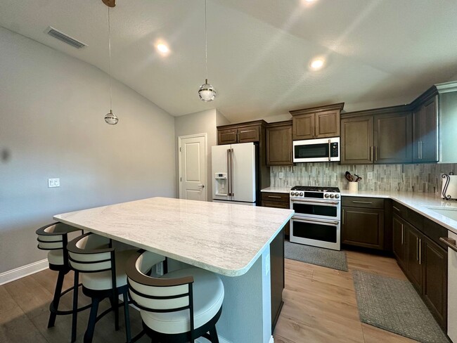 Building Photo - Serene Cul De Sac Home with Gorgeous Views!