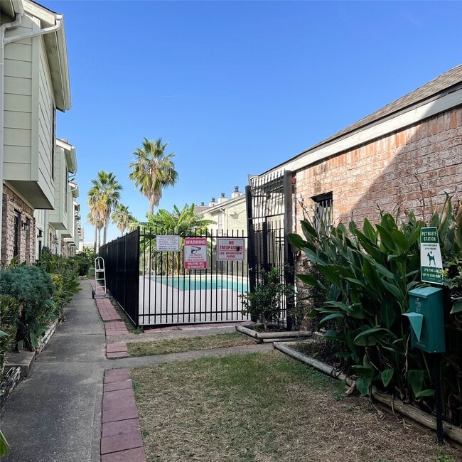 Building Photo - 8718 Victorian Village Dr