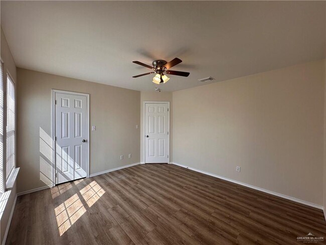 Building Photo - 19 Briarwood Dr