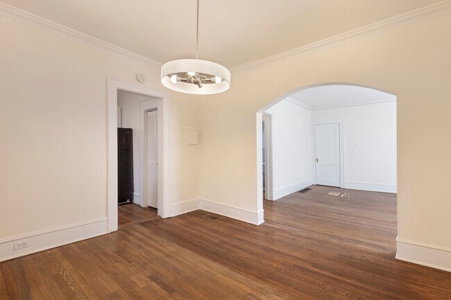 Building Photo - Spacious 1/1 Condo w/ Enclosed Patio & Off...