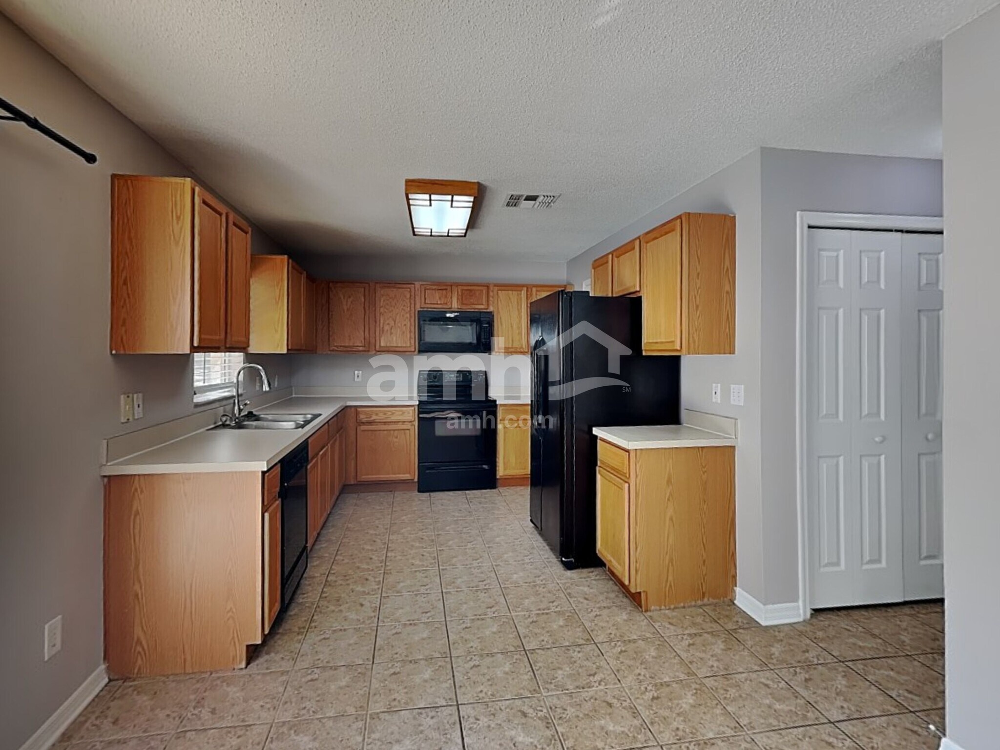 Building Photo - 1921 Knollcrest Dr