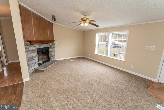 Building Photo - 1205 W 6th St