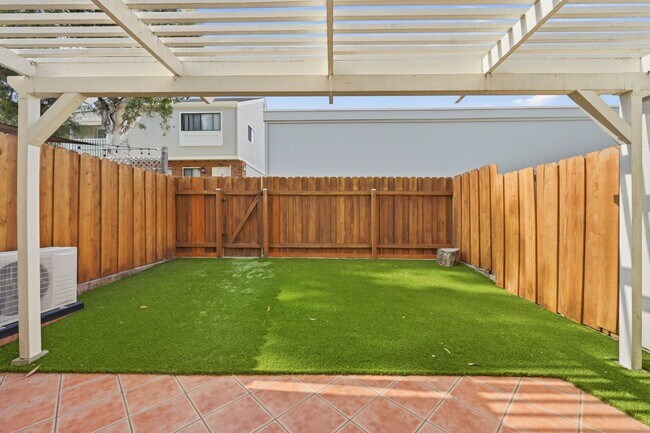 Building Photo - Remodeled 3bd/2.5bath steps from beaches, Racetrack, and Cedros Design district