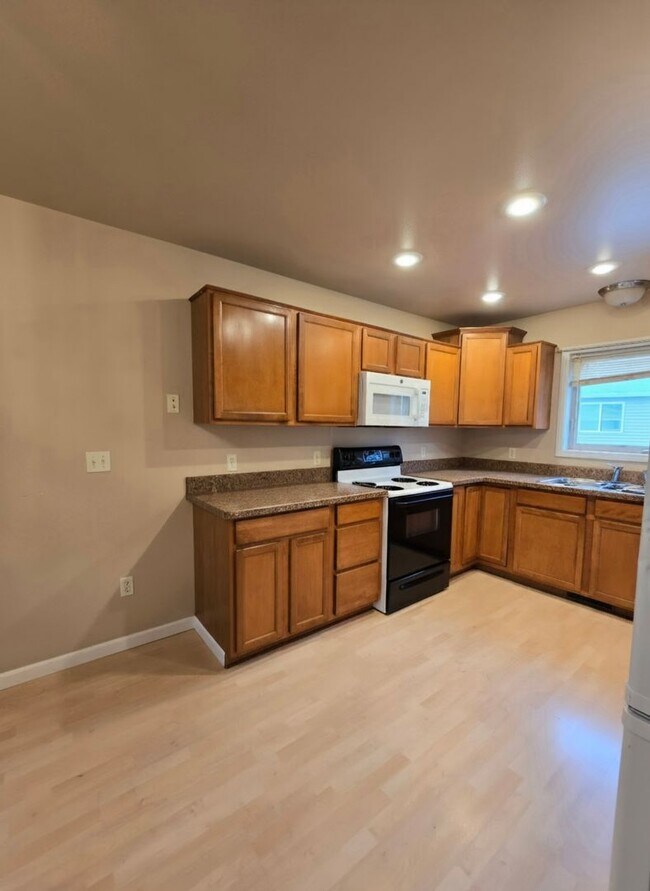 Building Photo - 1317 Mirror Lake Ln