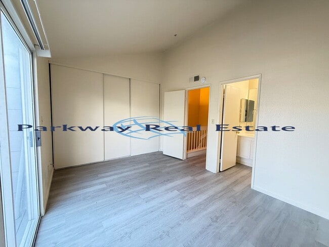 Building Photo - 2 Bedroom Townhome