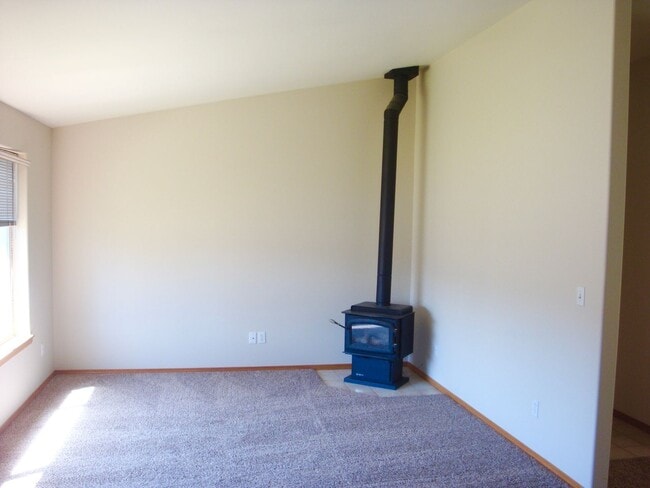 Building Photo - 2144 SW Reindeer Ave
