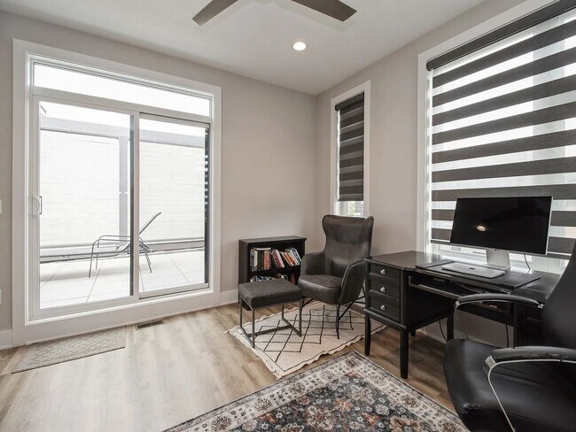 Building Photo - Luxurious 3-Bedroom, 2-Bathroom Townhouse – Des Moines