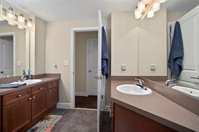 Building Photo - 435 S Oregon Ave