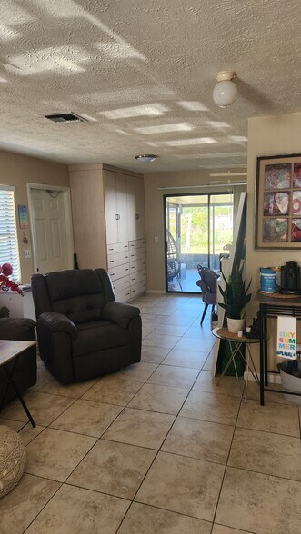 Building Photo - 549 SW Fredrica St