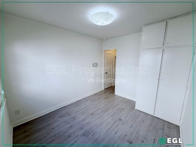 Building Photo - 807 N Martel Ave