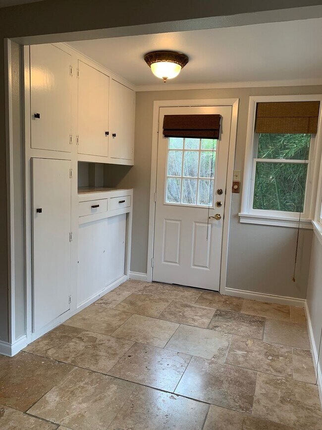 Building Photo - 902 1/2   E 43rd