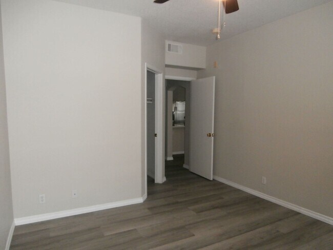 Building Photo - 2201 Ramsgate Dr