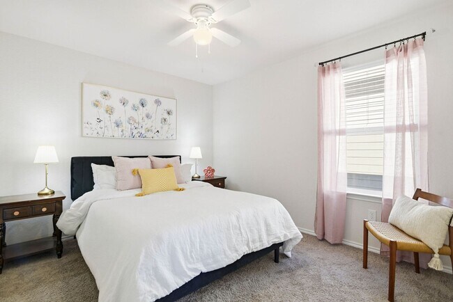 Building Photo - Move in Ready and FULLY FURNISHED 3 BD/2 BA located Far West San Antonio!