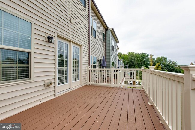 Building Photo - 7912 N Gladden Farm Way