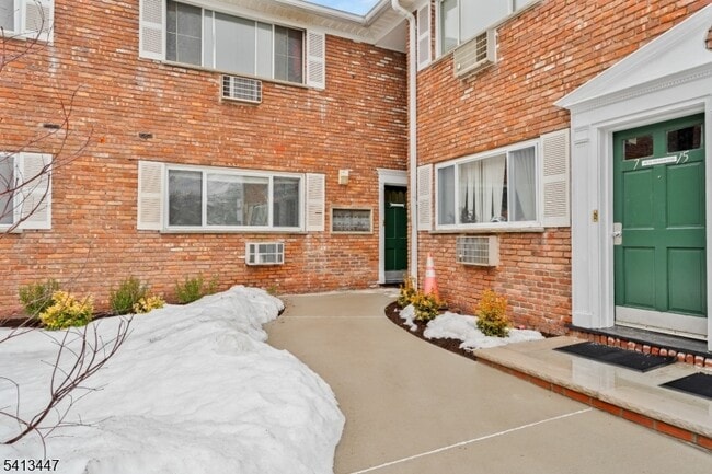 Building Photo - 104 N Beverwyck Rd