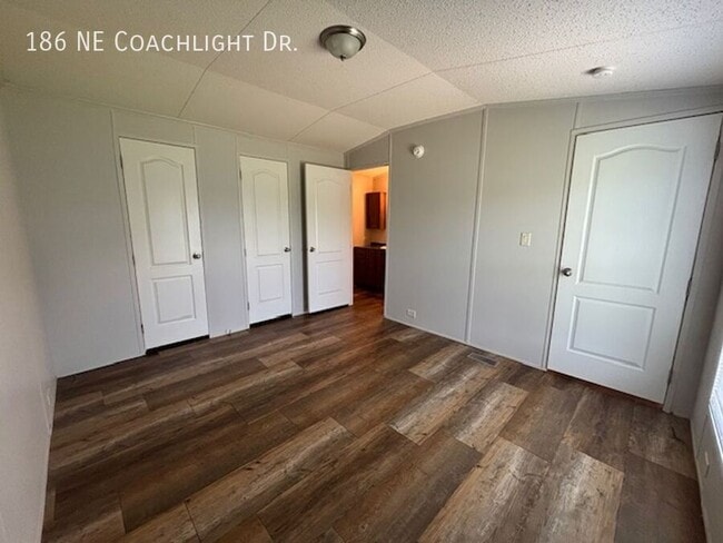 Building Photo - 186 Coachlight Dr