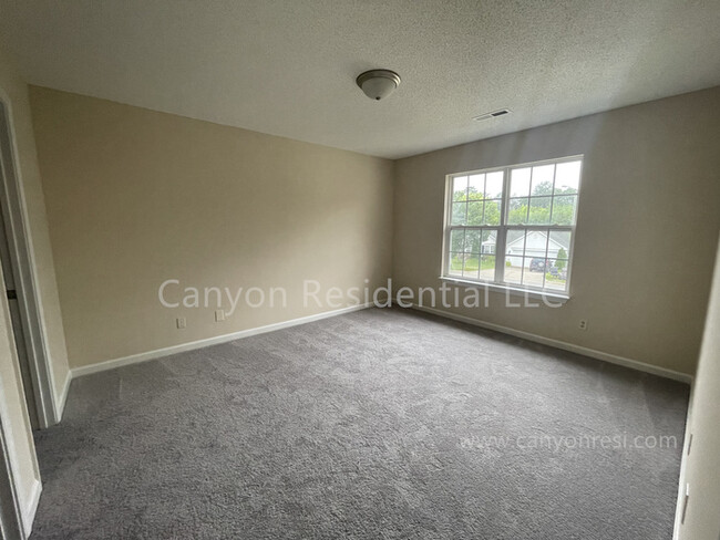 Building Photo - Beautiful 3b Room! Move in ready!