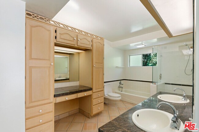 Building Photo - 1054 Enchanted Way